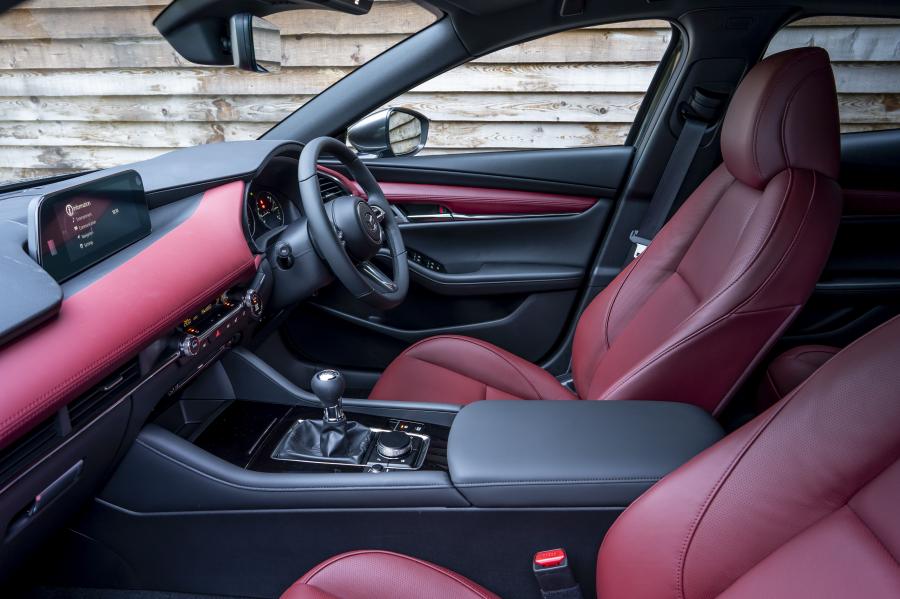 Интерьер Mazda3 Skyactiv-X AWD Hatchback (BP) 2019 года  (UK) (фото 8 из 42)